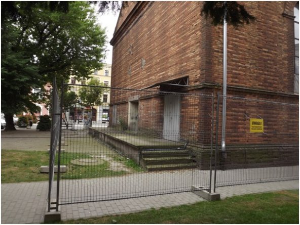 zdjęcie przedstawia dawny kościół ewangelicki w trakcie remontu